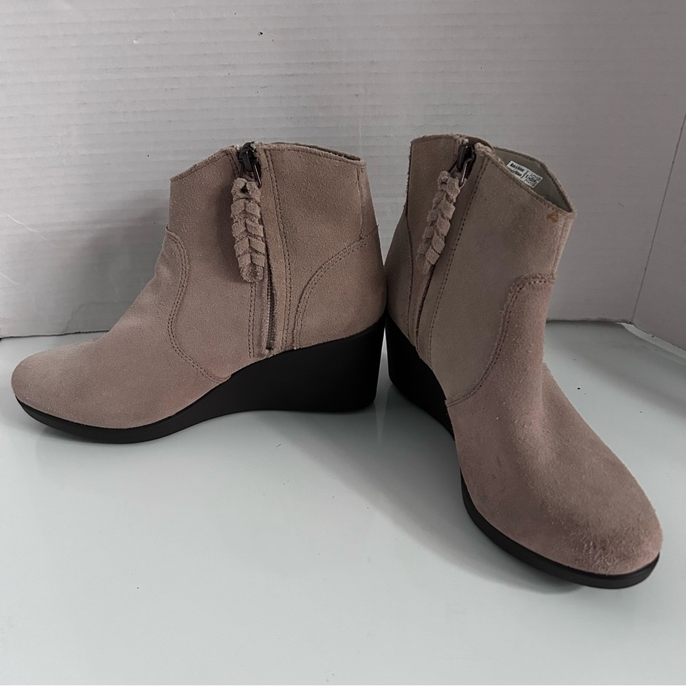 Beige Crocs short suede ankle boots size 5W